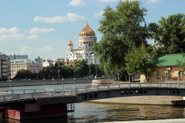 Uitzicht Kathedraal Van Christus Van Krymskaya Naberezjnaja Waterkant Moskou Rusland — Stockfoto
