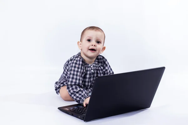 Barn med laptop — Stockfoto