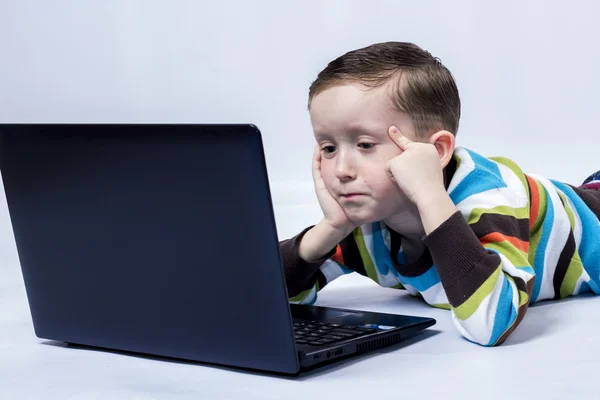 Ragazzo guardando computer portatile — Foto Stock