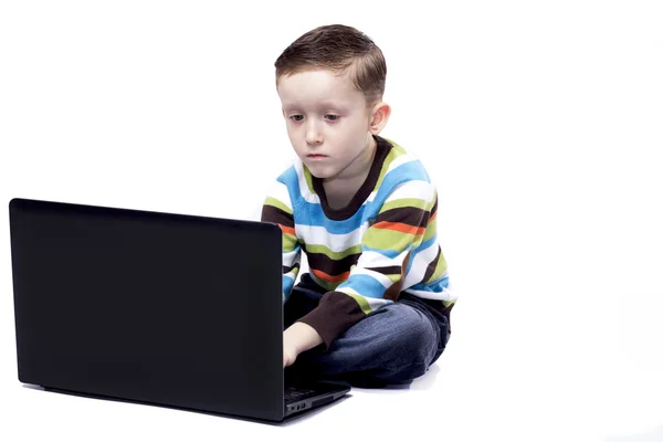 Garçon jouer avec un ordinateur portable — Photo