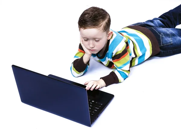 Мальчик смотрит на монитор ноутбука — стоковое фото