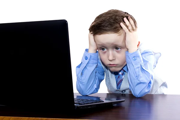 Menino cansado com laptop — Fotografia de Stock