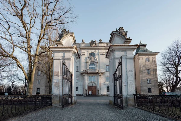 ポーランドのリュジナ 2022年3月11日 Rydzyna城の堀と正面のファサード 1704年から1709年まで リュディツィナはポーランド王スタニスワフ レスツチンスキーの邸宅であった — ストック写真