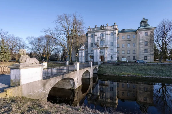 波兰Rydzyna 2022年3月11日 Rydzyna城堡的护城河和正面 从1704年到1709年 Rydzyna是波兰国王Stanislaw Leszczynski的官邸 — 图库照片
