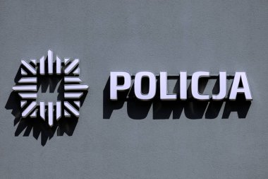 Grodzisk Wielkopolski, Polonya - 6 Mayıs 2022. Polis karakolunun dokulu duvarında Polonya polisi (