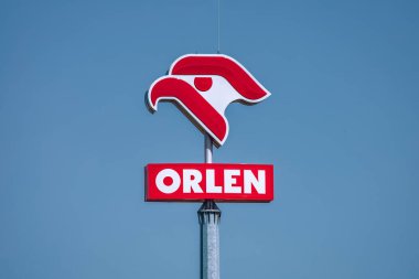 Pniewy, Polonya - 18 Haziran 2022. Mavi gökyüzü arkaplanlı PKN Orlen logosu. Orlen devlet petrol rafinerisi ve Polonya 'nın en büyük petrol perakendecisi.