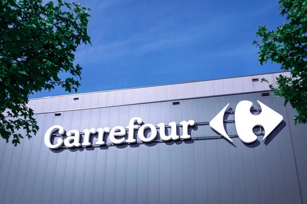 Poznan, Polonya - 9 Eylül 2022. Carrefour logosu bir alışveriş merkezinde - Carrefour 12.000 'den fazla hipermarket ve mağaza işleten çok uluslu bir Fransız perakende satış şirketidir..