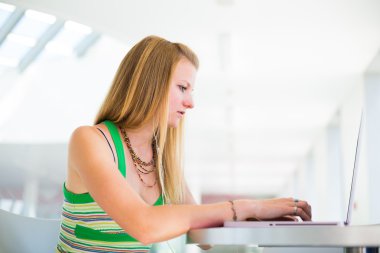 onu laptop çalışma güzel Bayan üniversite öğrencisi