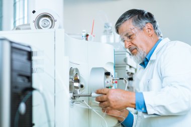 bir laboratuvarda erkek Kıdemli Araştırmacı