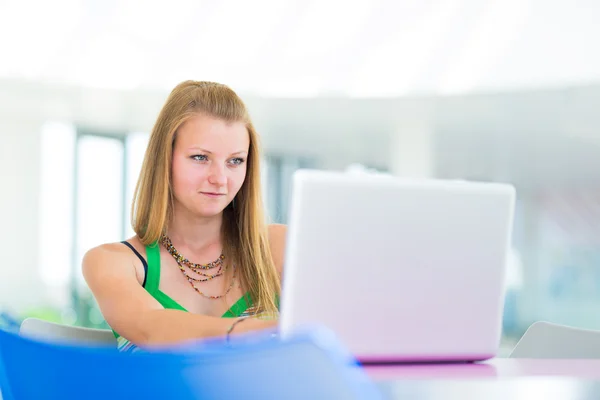 Hezká žena vysokoškolský student pracuje na svém laptopu — Stock fotografie