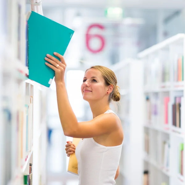 Całkiem młody student z biblioteki — Zdjęcie stockowe