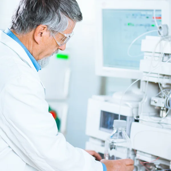 Senior male researcher in a lab — Stock Photo, Image