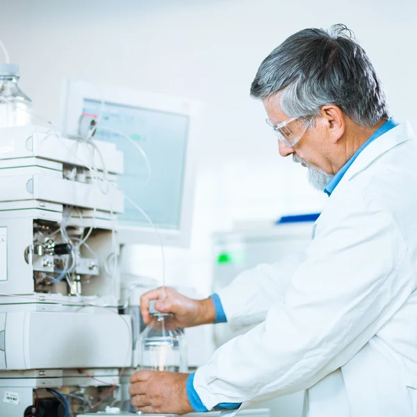 Senior male researcher in a lab — Stock Photo, Image