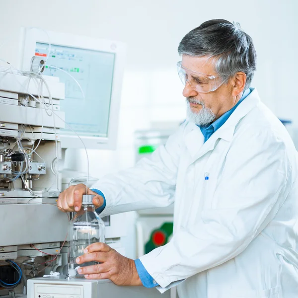 Senior male researcher in a lab — Stock Photo, Image