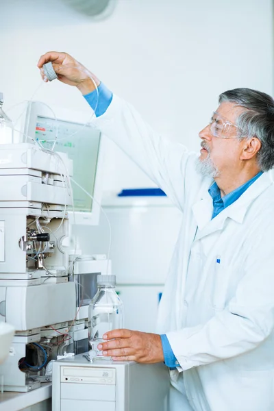 Senior male researcher in a lab — Stock Photo, Image