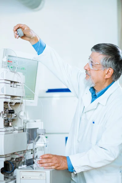 Senior male researcher in a lab — Stock Photo, Image