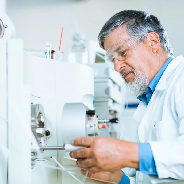 Senior male researcher in a lab — Stock Photo, Image