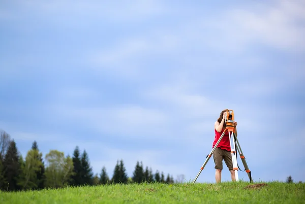 Jovem agrimensor no local de trabalho — Fotografia de Stock