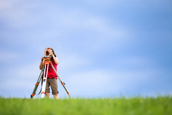 Jonge landmeter op het werk — Stockfoto