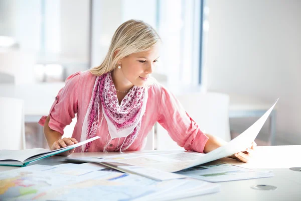 Vrij vrouwelijke student in de bibliotheek — Stockfoto