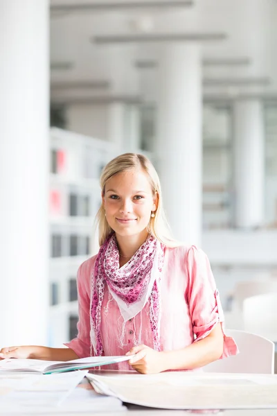 Ganska kvinnlig student i biblioteket — Stockfoto