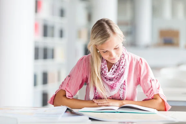 Bella studentessa in biblioteca — Foto Stock