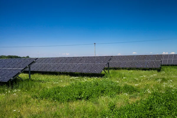 晴れた日に太陽電池パネル — ストック写真