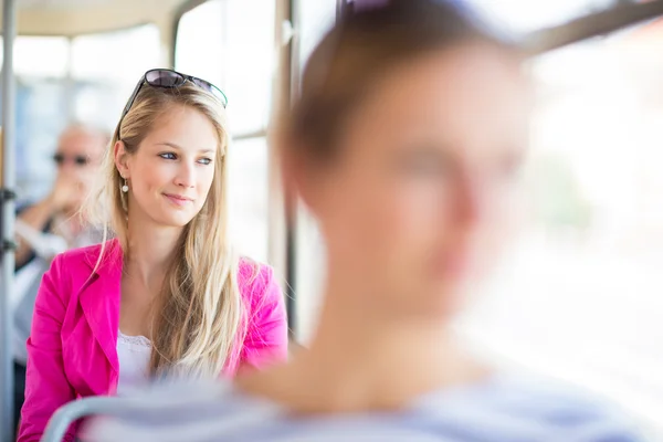 Hübsche, junge Frau in einer Straßenbahn — Stockfoto