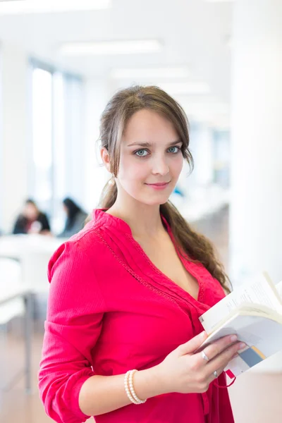 Całkiem młody student z biblioteki — Zdjęcie stockowe