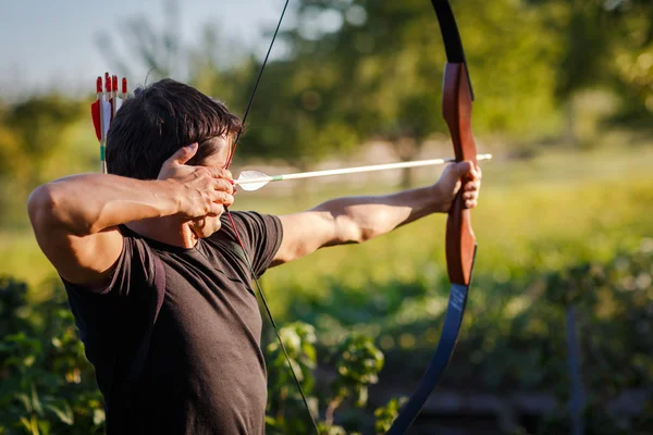 Jeune archer s'entraînant avec l'arc — Photo