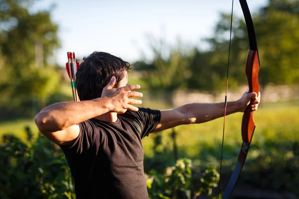 Jeune archer s'entraînant avec l'arc — Photo