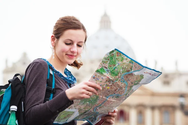 Mooie jonge toerist die een kaart bestudeert — Stockfoto