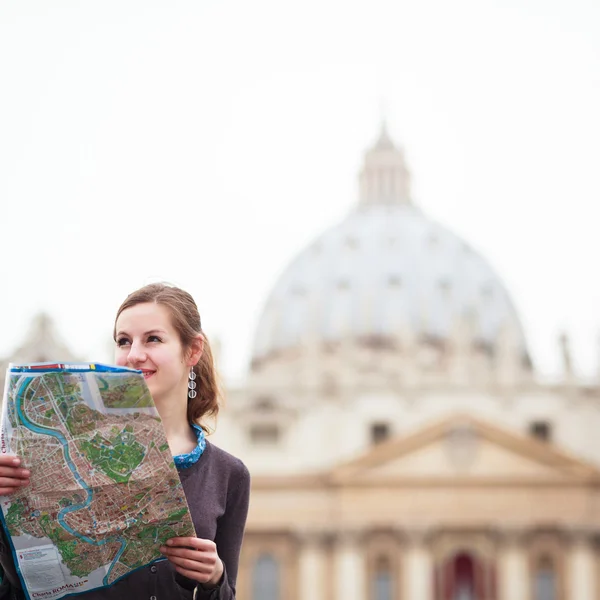 Ładna młoda turystka studiująca mapę — Zdjęcie stockowe