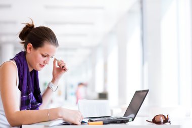 güzel Bayan Üniversite öğrenci Üniversite Kütüphanesi