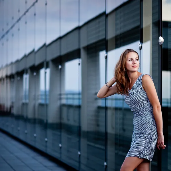 Jeune femme posant à l'intérieur d'un bâtiment d'architecture moderne haut com — Photo