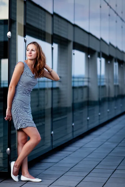 Young woman posing inside a modern top architecture building com — Stock Photo, Image