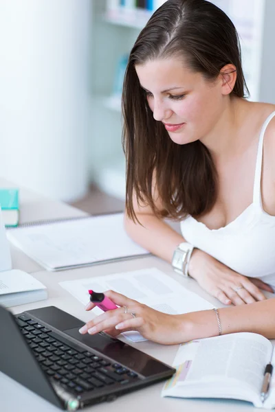 Estudante universitário muito feminino estudando na biblioteca da universidade — Fotografia de Stock