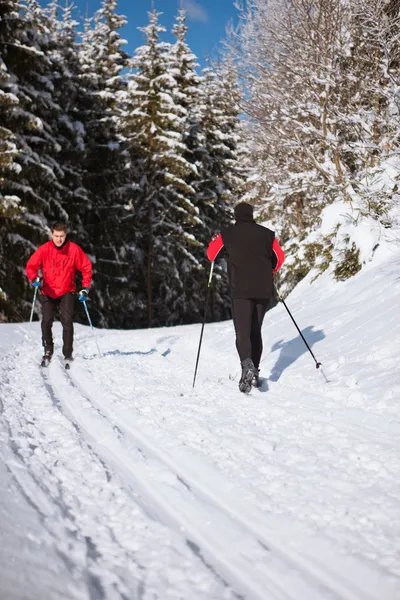 Ανώμαλο να κάνει σκι: σκι αντοχής νεαρός άνδρας σε μια υπέροχη — Φωτογραφία Αρχείου