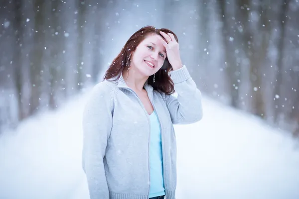 Desfrutando da primeira neve: jovem mulher ao ar livre em uma linda floresta — Fotografia de Stock