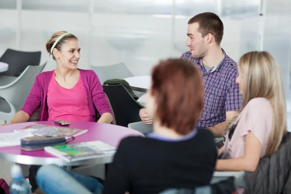 Grupp högskolas studenter — Stockfoto