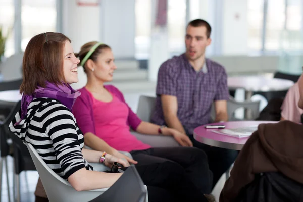 Groep studenten van de hogeschool of Universiteit — Stockfoto