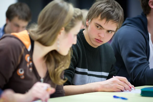 Vrij vrouwelijke college student zitten in een klas — Stockfoto