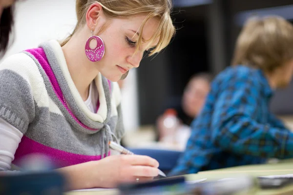 Studentka college'u dość siedzi w klasie — Zdjęcie stockowe