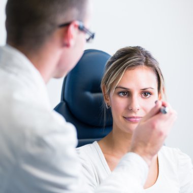 Optometri kavramı - yakışıklı genç adam gözlerini muayene yaptırıyor