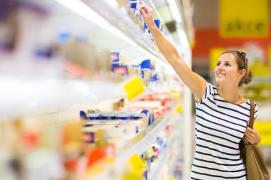 güzel bir genç kadın günlüğü ürünlerinin bakkal süpermarket, alışveriş