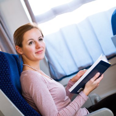 genç kadın tren ile seyahat geçen izliyor kırlarda tren koridorda duran