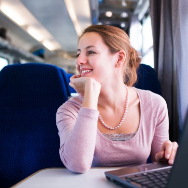 genç kadın tren ile seyahat geçen izliyor kırlarda tren koridorda duran