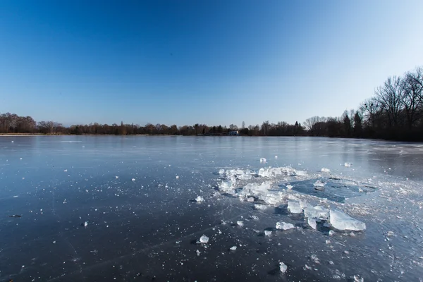 Het vriespunt temperaturen in de winter: blok ijs op het wateroppervlak ligt — Stockfoto