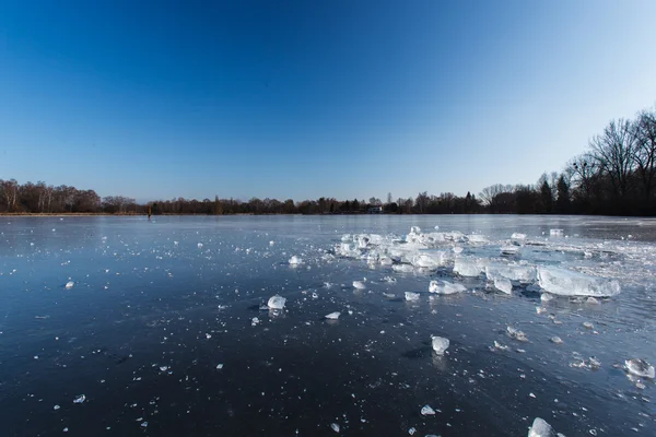 Het vriespunt temperaturen in de winter: blok ijs op het wateroppervlak ligt — Stockfoto