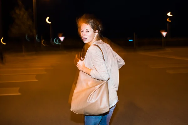 Bang jonge vrouw vanaf haar achtervolger in een verlaten parkin — Stockfoto